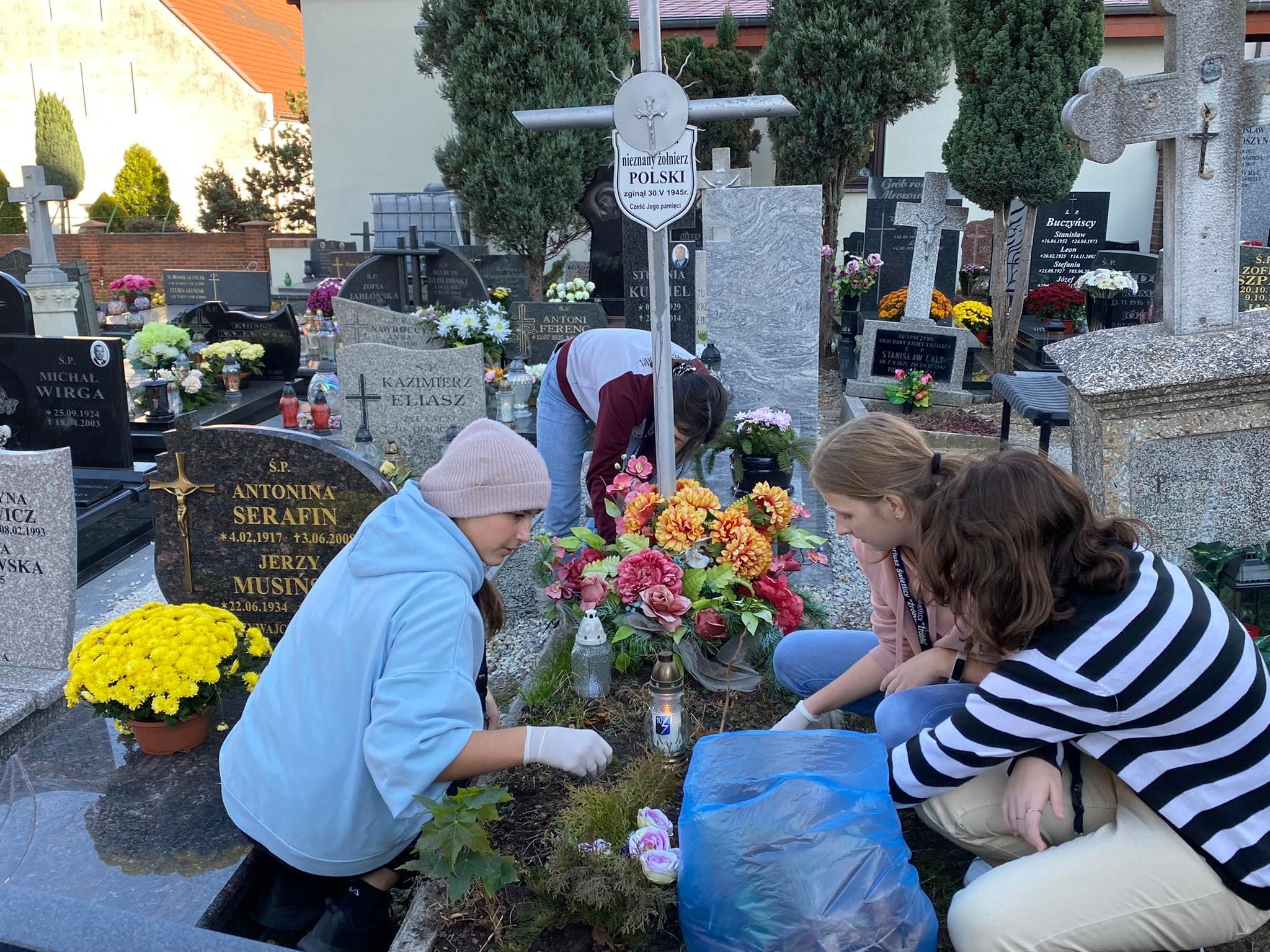 Grupa wolontariuszy sprząta grób Nieznanego Żołnierza